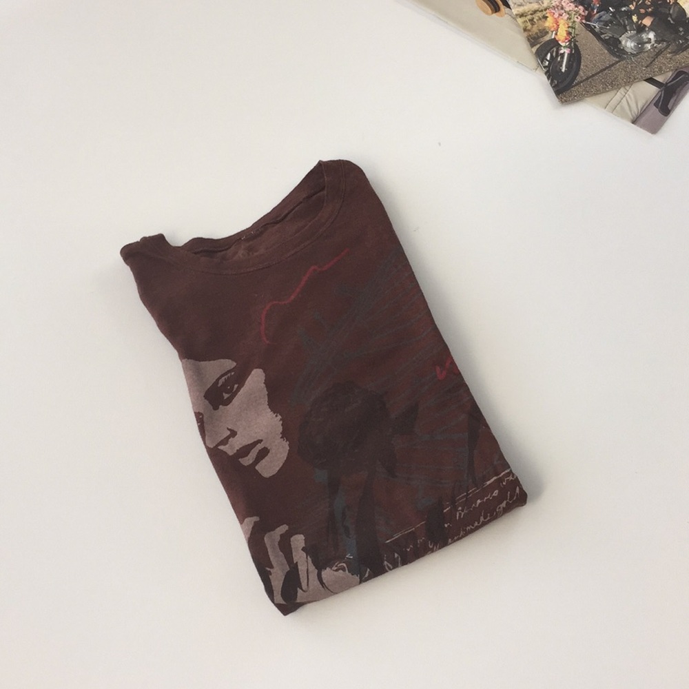 Closet Clear Out! PricE ✂️ Slim fit graphic tee
